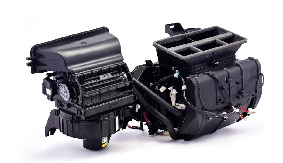 Cabin air conditioning module for trucks: blower and evaporator assembly